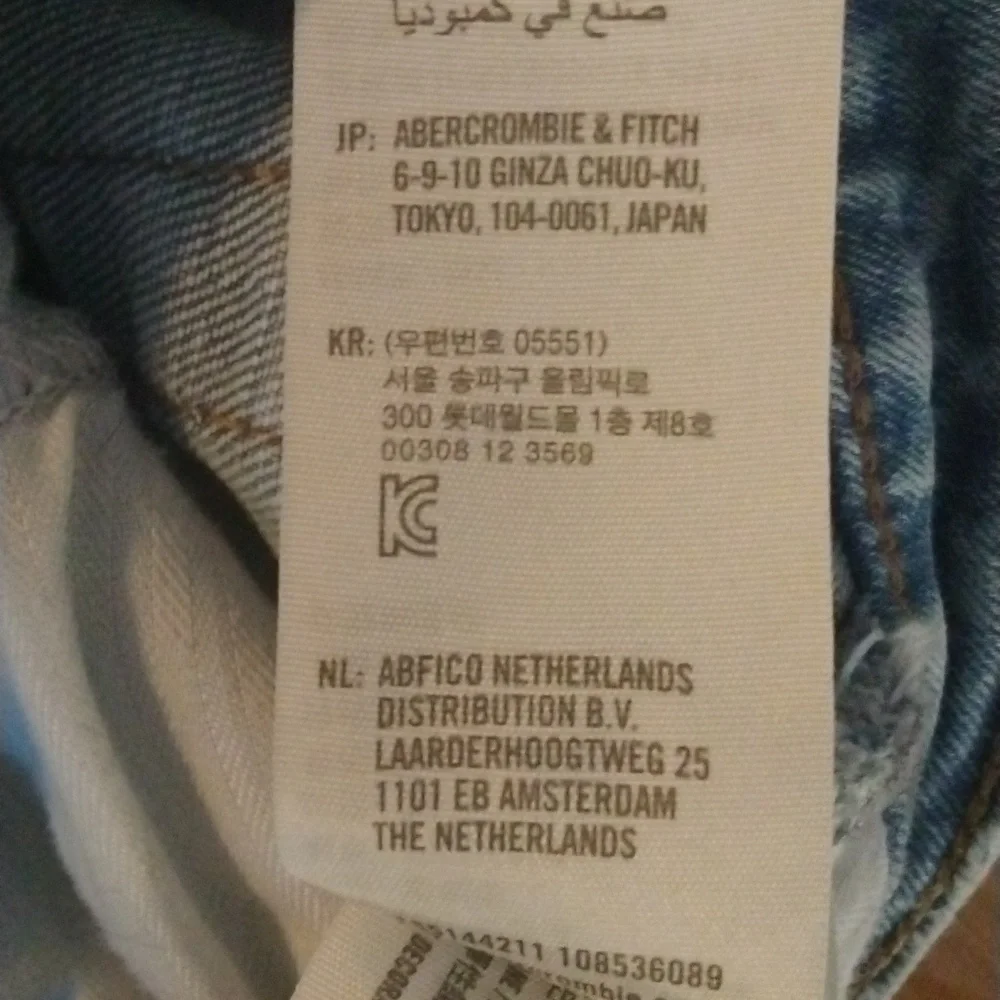 Abercrombie & Fitch size 2 ankle straight ultra high rise lightwash jeans.